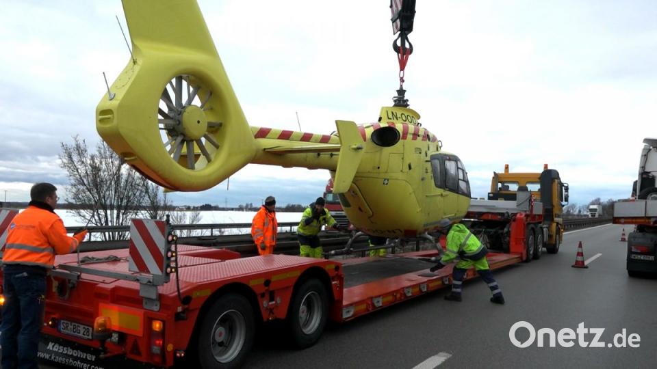 Auf der A3 wurde der Hubschrauber nach einem Unfall aufwendig geborgen. Bild: Alexander Auer
