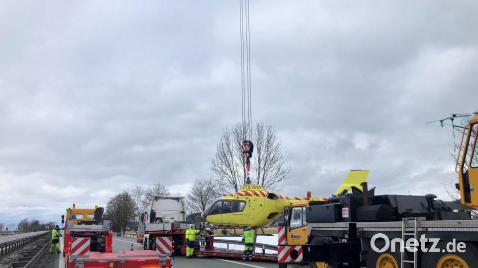 Der Tieflader mitsamt Helikopter ist auf der A3 zwischen Straubing und Regensburg von der Straße abgekommen. Bild: Alexander Auer