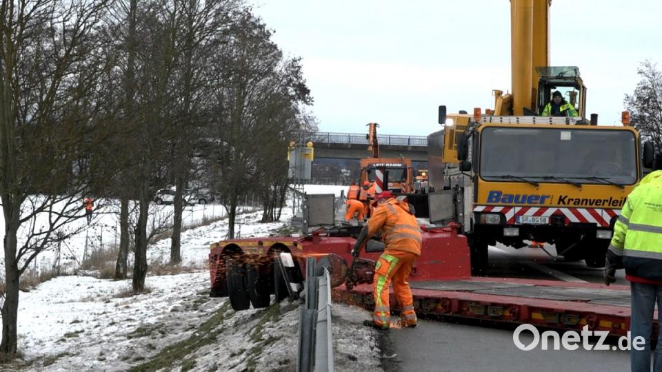 Auf der A3 wurde der Hubschrauber nach einem Unfall aufwendig geborgen. Bild: Alexander Auer