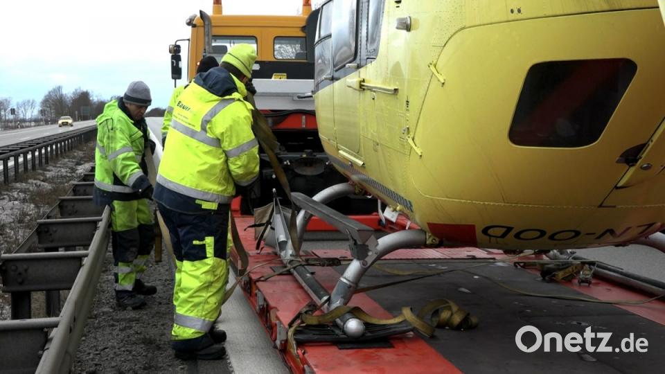 Auf der A3 wurde der Hubschrauber nach einem Unfall aufwendig geborgen. Bild: Alexander Auer