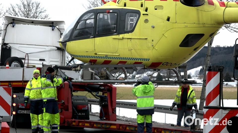 Auf der A3 wurde der Hubschrauber nach einem Unfall aufwendig geborgen. Bild: Alexander Auer