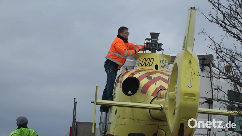 Auf der A3 wurde der Hubschrauber nach einem Unfall aufwendig geborgen. Bild: Alexander Auer