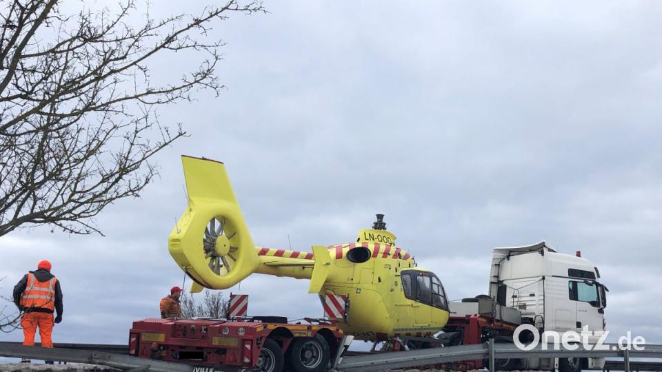 Der Tieflader mitsamt Helikopter ist auf der A3 zwischen Straubing und Regensburg von der Straße abgekommen. Bild: Alexander Auer