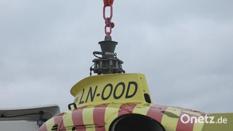 Auf der A3 wurde der Hubschrauber nach einem Unfall aufwendig geborgen. Bild: Alexander Auer