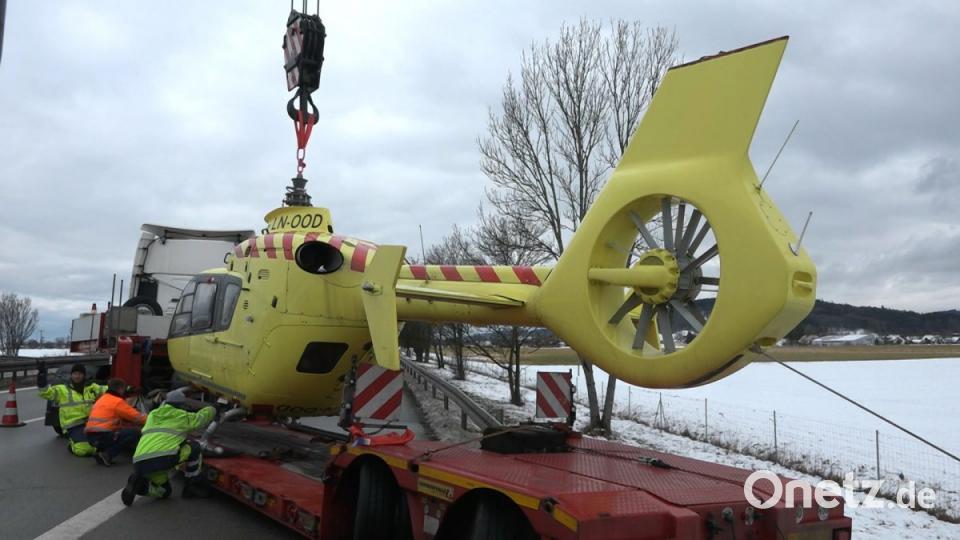 Auf der A3 wurde der Hubschrauber nach einem Unfall aufwendig geborgen. Bild: Alexander Auer