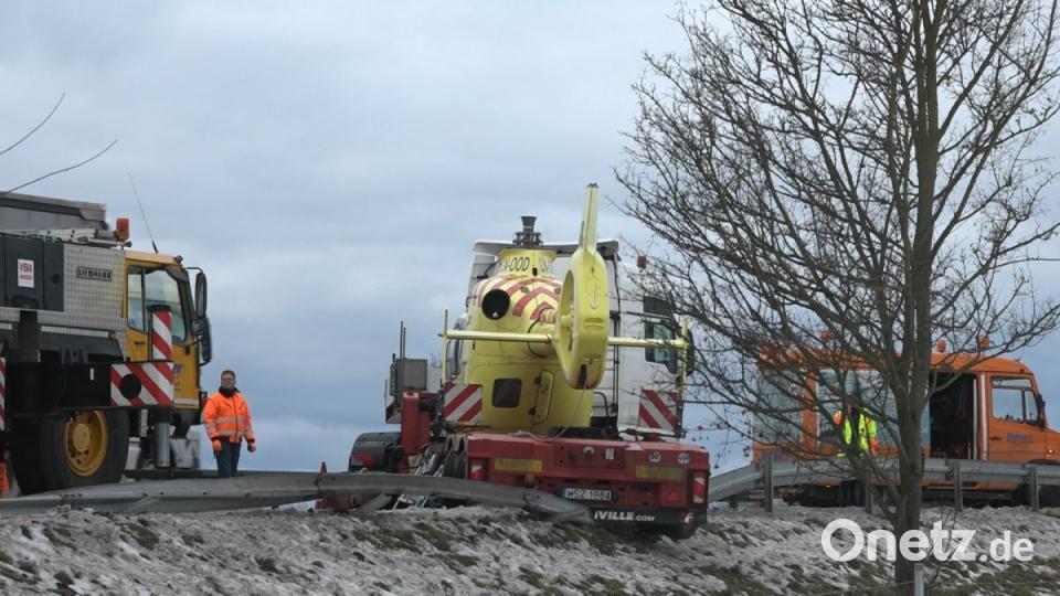 Auf der A3 wurde der Hubschrauber nach einem Unfall aufwendig geborgen. Bild: Alexander Auer