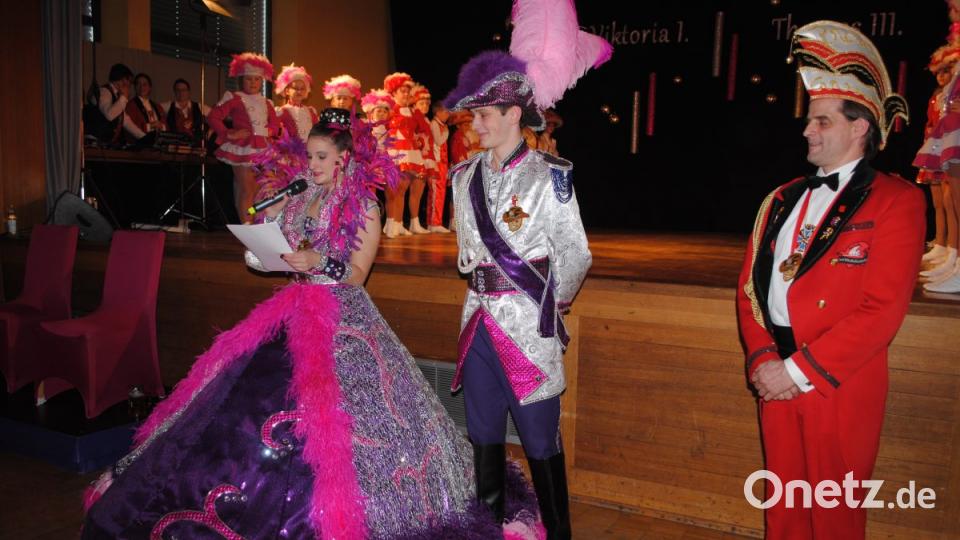 Prinzessin und Prinz begrüßen die Gäste. Bild: gag