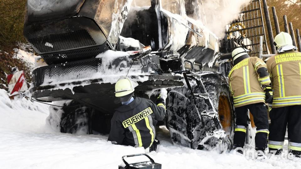 Rauchende Trümmer. Mehr ist von dem Rückzug nicht übrig, der am Donnerstag in der Vilstalstraße plötzlich in Flammen aufging. Bild: Petra Hartl