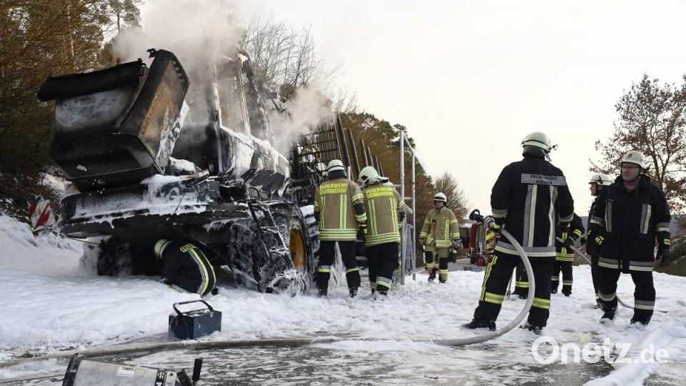 Rauchende Trümmer. Mehr ist von dem Rückzug nicht übrig, der am Donnerstag in der Vilstalstraße plötzlich in Flammen aufging. Bild: Petra Hartl