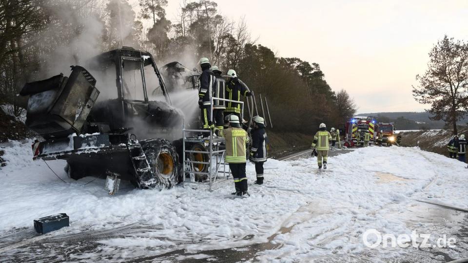 Rauchende Trümmer. Mehr ist von dem Rückzug nicht übrig, der am Donnerstag in der Vilstalstraße plötzlich in Flammen aufging. Bild: Petra Hartl