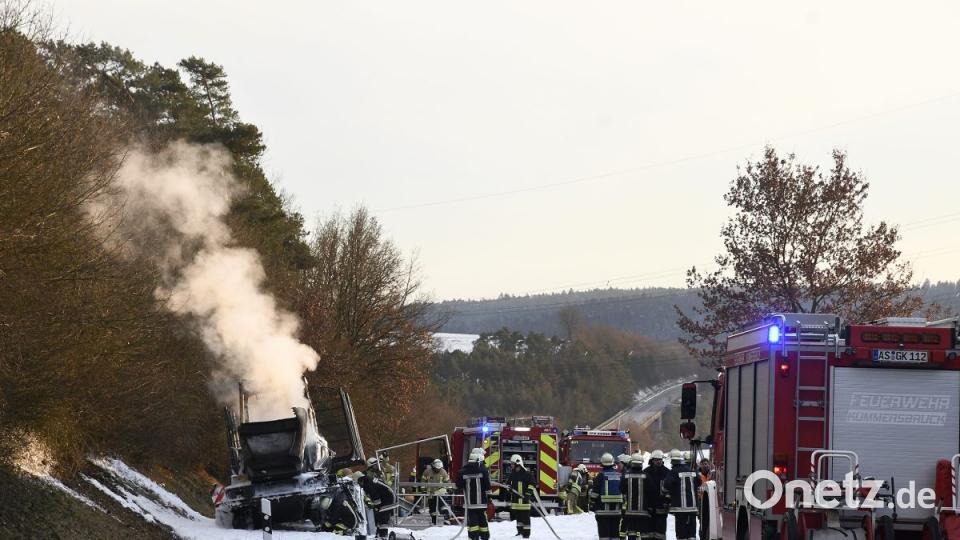 Rauchende Trümmer. Mehr ist von dem Rückzug nicht übrig, der am Donnerstag in der Vilstalstraße plötzlich in Flammen aufging. Bild: Petra Hartl