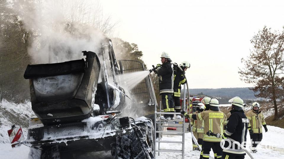 Rauchende Trümmer. Mehr ist von dem Rückzug nicht übrig, der am Donnerstag in der Vilstalstraße plötzlich in Flammen aufging. Bild: Petra Hartl