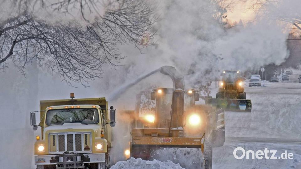 Schneefräsen räumen in Bismarck im US-Bundesstaat North Dakota räumen Schnee von den Straßen. Bild: Tom Stromme