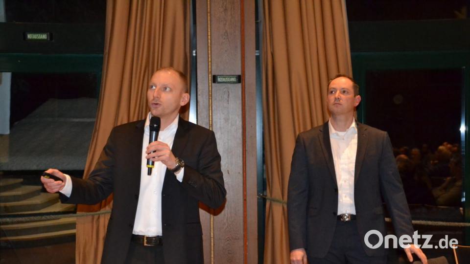Roman Danzer (links) und Michael Dirscherl von der „Phoenix Verwaltungs- und Projektentwicklungs-GmbH“ wollen das Krematorium in Vohenstrauß betreiben. Bild: jak