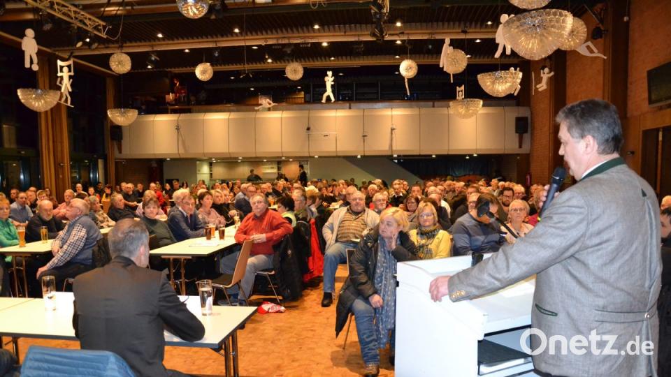 Großes Interesse bestand in der Bevölkerung an der Diskussionsrunde zum geplanten Krematorium am südlichen Ortseingang, zu der Bürgermeister Andreas Wutzlhofer eingeladen hatte. Die 300 in der Stadthalle bestuhlten Plätze waren nahezu voll belegt. Bild: jak
