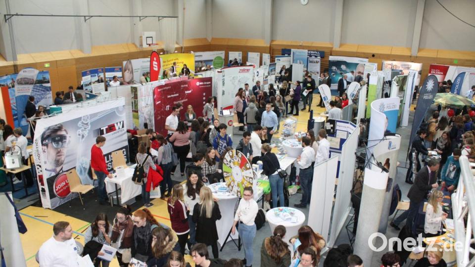 80 Aussteller verwandeln die OGO-Sporthalle in eine Messearena von 13 00 Quadratmetern. Die Jugendlichen erhalten dort auch im persönlichen Gespräch Orientierungshilfen bei der Berufs- und Studienwahl. Bild: lg