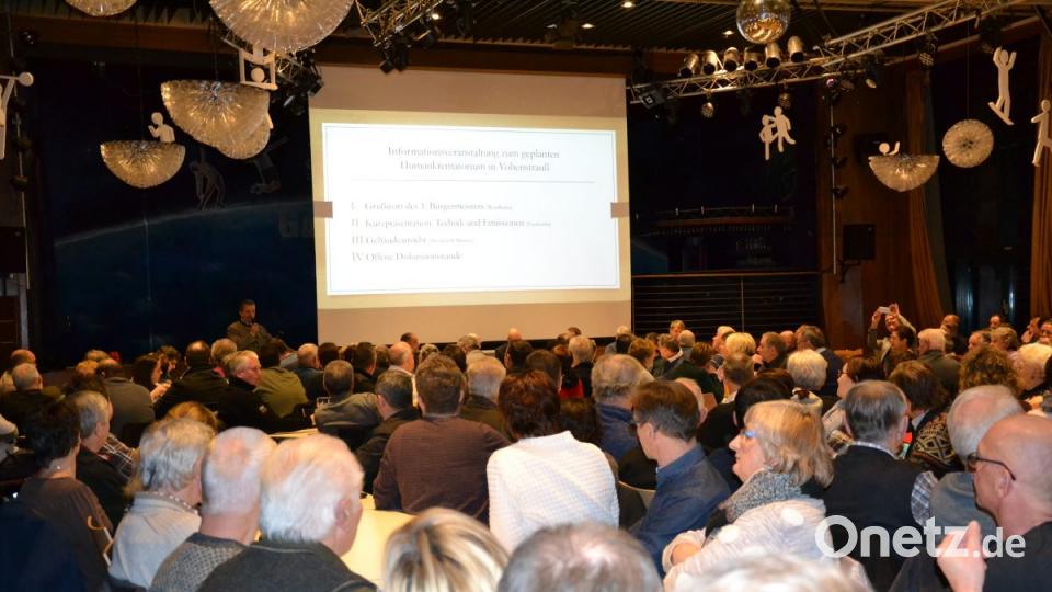 Großes Interesse bestand in der Bevölkerung an der Diskussionsrunde zum geplanten Krematorium am südlichen Ortseingang, zu der Bürgermeister Andreas Wutzlhofer eingeladen hatte. Die 300 in der Stadthalle bestuhlten Plätze waren nahezu voll belegt. Bild: jak