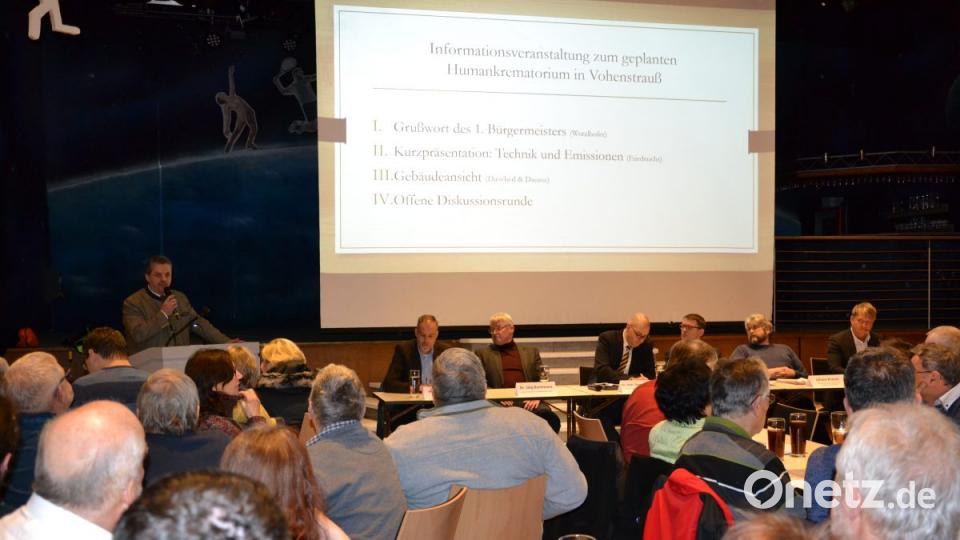 Großes Interesse bestand in der Bevölkerung an der Diskussionsrunde zum geplanten Krematorium am südlichen Ortseingang, zu der Bürgermeister Andreas Wutzlhofer eingeladen hatte. Die 300 in der Stadthalle bestuhlten Plätze waren nahezu voll belegt. Bild: jak