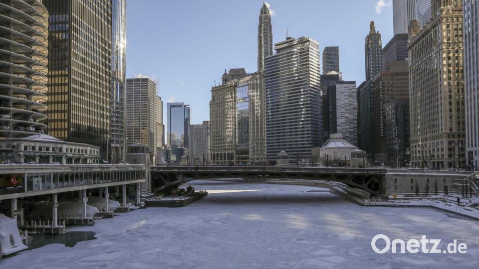 Der Chicago River in der US-Großstadt an den Großen Seen ist von einer Eisschicht bedeckt. Bild: Teresa Crawford
