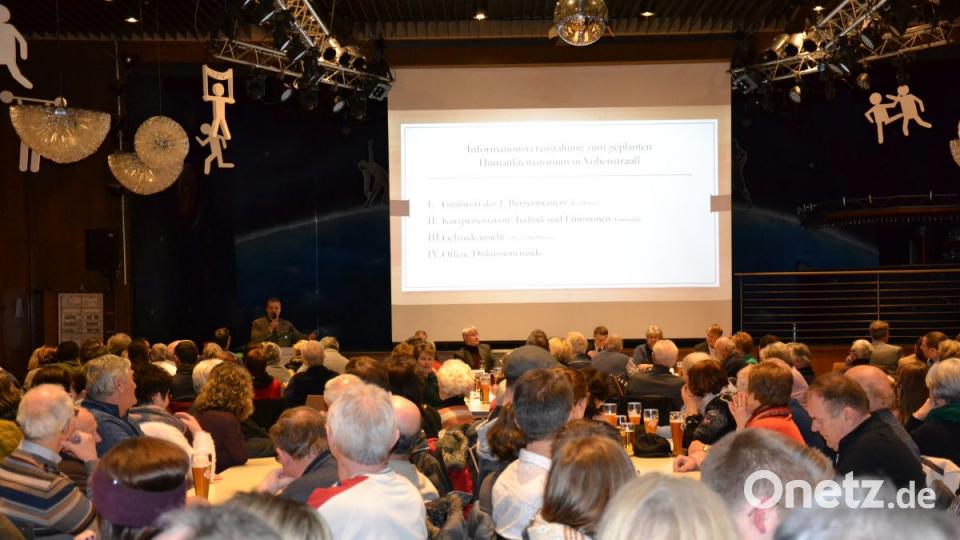 Großes Interesse bestand in der Bevölkerung an der Diskussionsrunde zum geplanten Krematorium am südlichen Ortseingang, zu der Bürgermeister Andreas Wutzlhofer eingeladen hatte. Die 300 in der Stadthalle bestuhlten Plätze waren nahezu voll belegt. Bild: jak