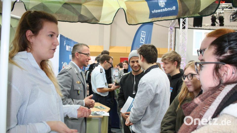 Auch an den Ständen von Behörden und Bundeswehr zeigen die jungen Besucher großes Interesse für eine berufliche Laufbahn. Bild: lg