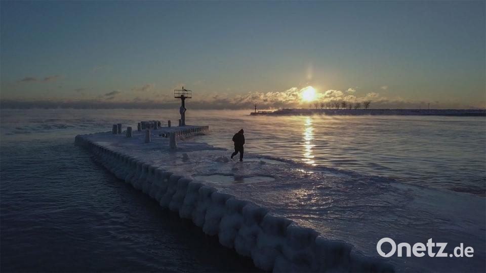 Die Sonne geht auf, vom 31st Street Beach in Chicago aus gesehen, am Lake Michigan. In Chicago sah die Vorhersage für die Mittwochnacht Temperaturen von bis zu minus 29 Grad Celsius. Bild: Zbigniew Bzdak