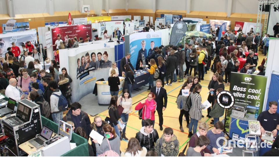 80 Aussteller verwandeln die OGO-Sporthalle bei "Academicus Live" in eine Messearena von 13 00 Quadratmetern. Die Jugendlichen erhalten dort auch im persönlichen Gespräch Orientierungshilfen bei der Berufs- und Studienwahl. Bild: lg