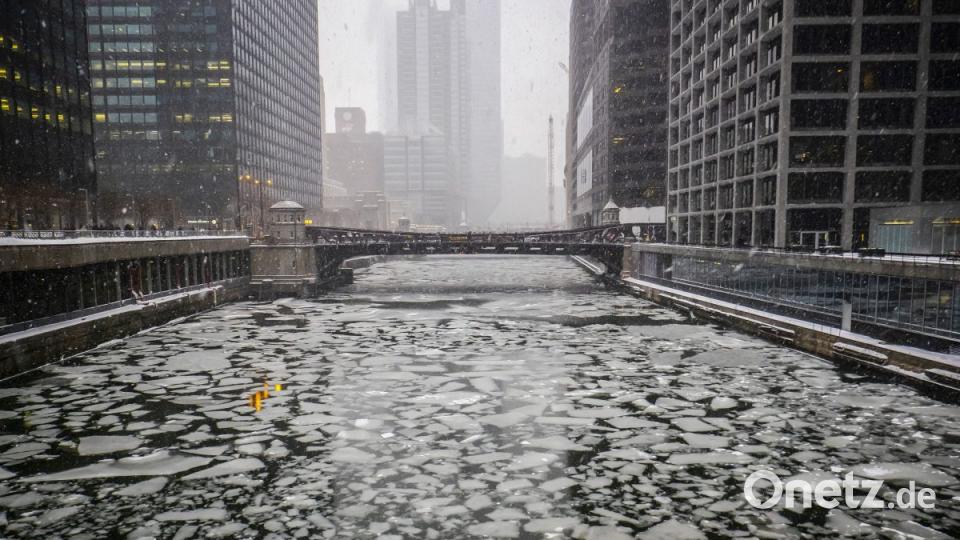Eisschollen treiben auf dem Chicago River in der Nähe der Adams Street. Bild: Rich Hein