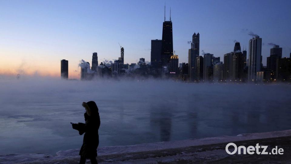 Eine Frau geht vor der Skyline von Chicago am Ufer des Michigansees entlang. Millionen Menschen im Mittleren Westen der USA müssen sich auf eine extreme Kältewelle einstellen. Bild: Kiichiro Sato