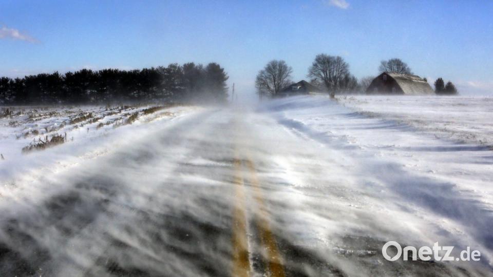Schnee weht in Lancaster County in Pennsylvania über eine Straße. Bild: Jacqueline Larma