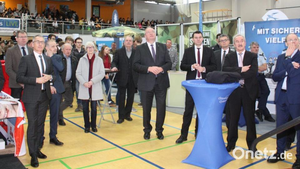 Die Vertreter von Politik, Schulen und Wirtschaft riefen die Jugendlichen auf, die neuen Möglichkeiten der unmittelbaren Informierung vor Ort zu nutzen. Bild: lg