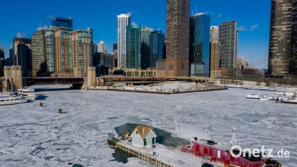 Ein Boot der Chicagoer Feuerwehr vor den Docks zwischen dem von Eis bedeckten Chicago River und dem Lake Michigan in Chicago. Eisige Temperaturen mit rekordverdächtigen Minuswerten haben weite Teile der USA im Griff. In der Nacht zum Donnerstag wurden vor allem im Mittleren Westen extreme Temperaturen von fast minus 40 Grad Celsius gemessen. Bild: Patrick Gorski