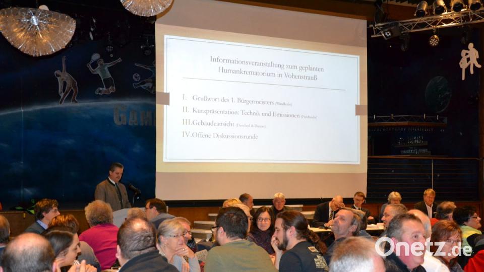 Großes Interesse bestand in der Bevölkerung an der Diskussionsrunde zum geplanten Krematorium am südlichen Ortseingang, zu der Bürgermeister Andreas Wutzlhofer eingeladen hatte. Die 300 in der Stadthalle bestuhlten Plätze waren nahezu voll belegt. Bild: jak