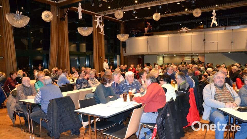 Großes Interesse bestand in der Bevölkerung an der Diskussionsrunde zum geplanten Krematorium am südlichen Ortseingang, zu der Bürgermeister Andreas Wutzlhofer eingeladen hatte. Die 300 in der Stadthalle bestuhlten Plätze waren nahezu voll belegt. Bild: jak