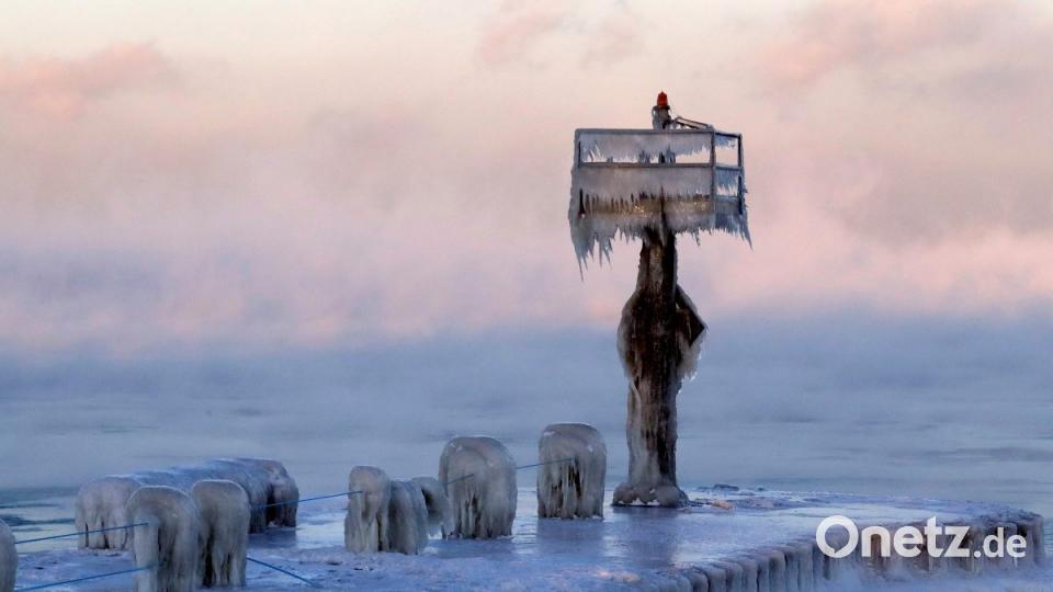 Ein von Schnee und Eis bedecktes Hafenlicht auf dem Lake Michigan. Eisige Temperaturen mit rekordverdächtigen Minuswerten habe weite Teile der USA im Griff. Bild: Nam Y. Huh