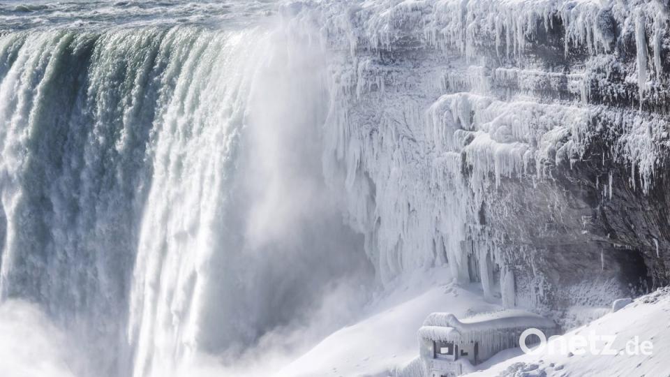 Eis bedeckt die Aussichtsplattform am Fuße der Horseshoe Falls, einem Teil der Niagarafälle. Foto: Tara Walton/The Canadian Press/AP/dpa Bild: agentur_dpa