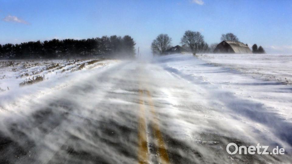 Schnee weht über eine Straße in der Nähe von Mount Joy in Lancaster County. Foto: Jacqueline Larma/AP/dpa Bild: agentur_dpa