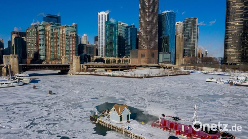 Wie in der Arktis: Ein Boot der Chicagoer Feuerwehr vor den Docks zwischen dem von Eis bedeckten Chicago River und dem Lake Michigan in Chicago. Foto: Patrick Gorski/XinHua/dpa Bild: agentur_dpa