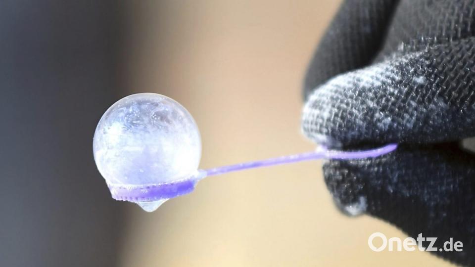 Eine Seifenblase gefriert am Ende des Stäbchens. Foto: Jackson Forderer/The Free Press/dpa Bild: agentur_dpa