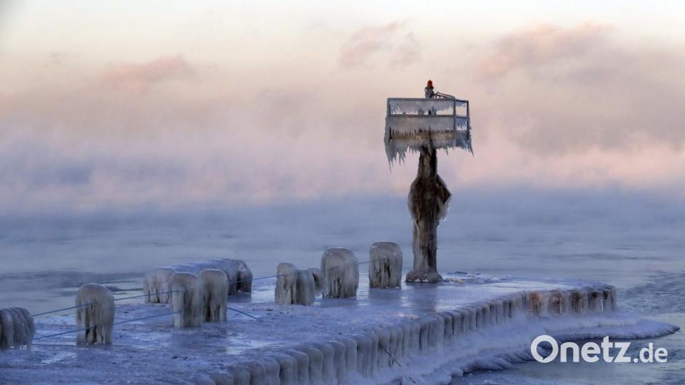 Ein Hafenlicht ist auf dem Lake Michigan in Chircago von Schnee und Eis bedeckt. Foto: Nam Y. Huh/AP/dpa Bild: agentur_dpa
