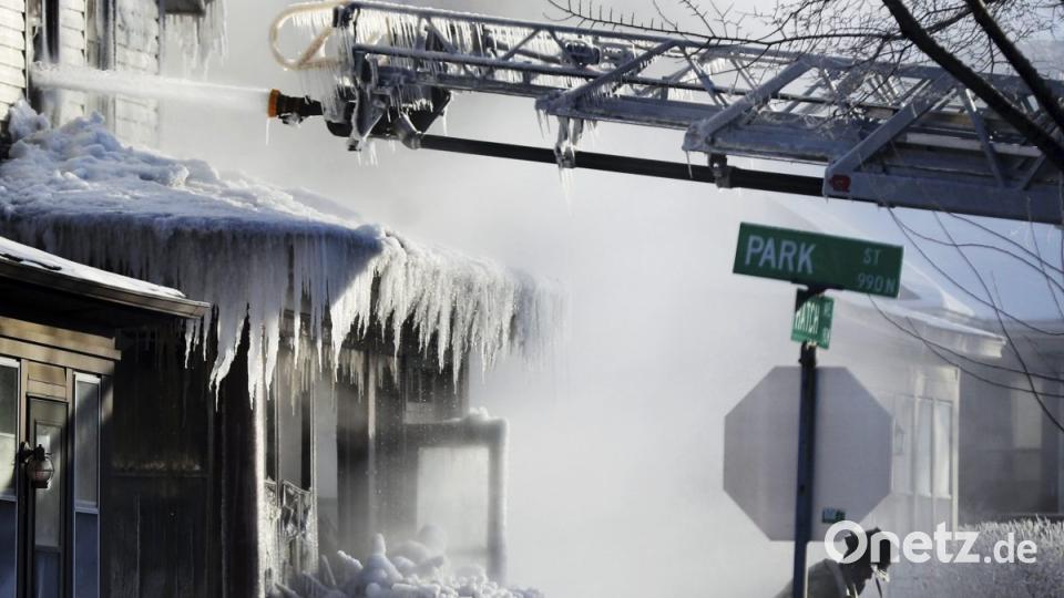 St. Paul: Feuerwehrleute löschen während einer Kältewelle einen Brand in einem Wohnhaus. Das Löschwasser sorgt für die Entstehung von bizarren Eiszapfen. Foto: David Joles/Star Tribune/dpa Bild: agentur_dpa