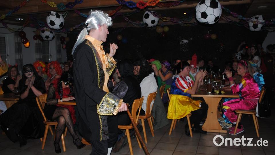 Mit vielen Gästen feierte die DJK Neustadt einen rauschenden Sportlerball. Bild: gag