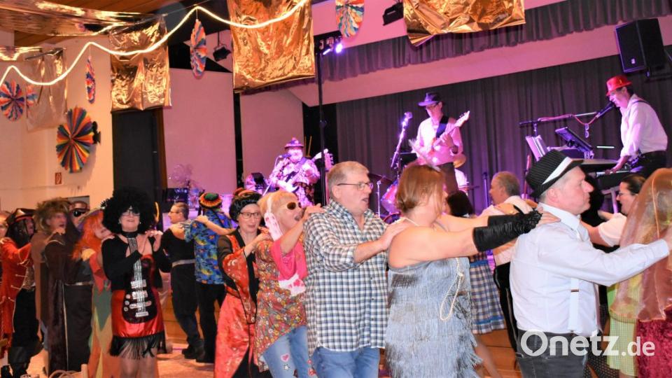 Eine Polonaise durch das Jugendheim darf beim Kolpingsball natürlich nicht fehlen. Bild: rgr