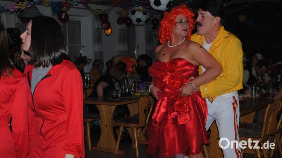 Mit vielen Gästen feierte die DJK Neustadt einen rauschenden Sportlerball. Bild: gag