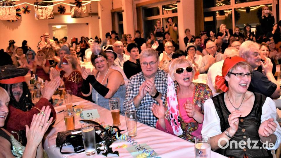 Viel gelacht wird beim Kolpingsball in Grafenwöhr. Die Maschkerer werden dort gut unterhalten. Bild: rgr