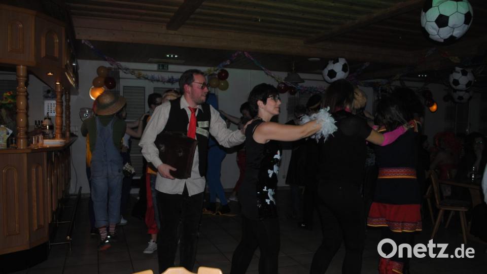 Mit vielen Gästen feierte die DJK Neustadt einen rauschenden Sportlerball. Bild: gag