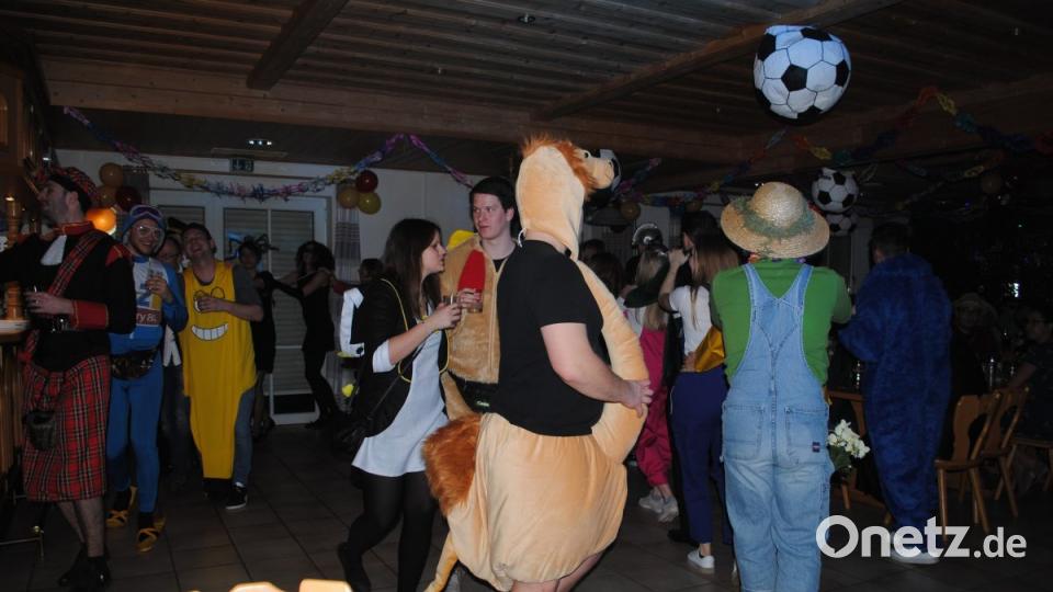 Mit vielen Gästen feierte die DJK Neustadt einen rauschenden Sportlerball. Bild: gag