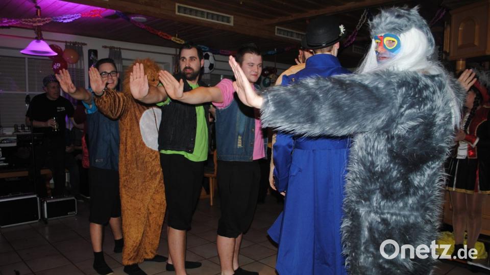 Mit vielen Gästen feierte die DJK Neustadt einen rauschenden Sportlerball. Bild: gag