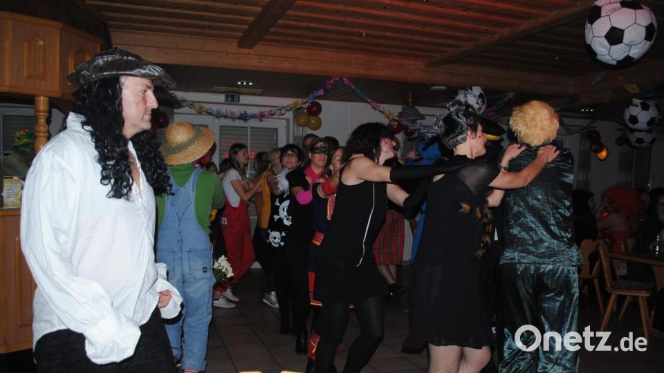 Mit vielen Gästen feierte die DJK Neustadt einen rauschenden Sportlerball. Bild: gag