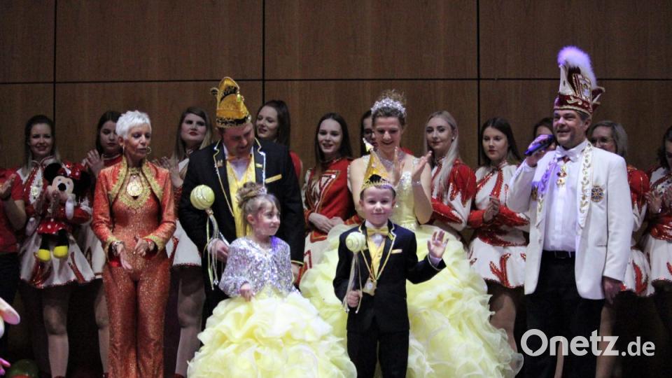 Prinz Max I. und Prinzessin Rosemarie I. stehen stellvertretend für alle Kinder an diesem Tag. Oberhofmarschallin Iska Rausch von Traubenberg, das große Prinzenpaar Prinz Daniel I. und Prinzessin Maria I. und Präsident Jürgen Mühl begrüßen alle Jecken am ersten Kinderfasching im ACC. Bild: dwi